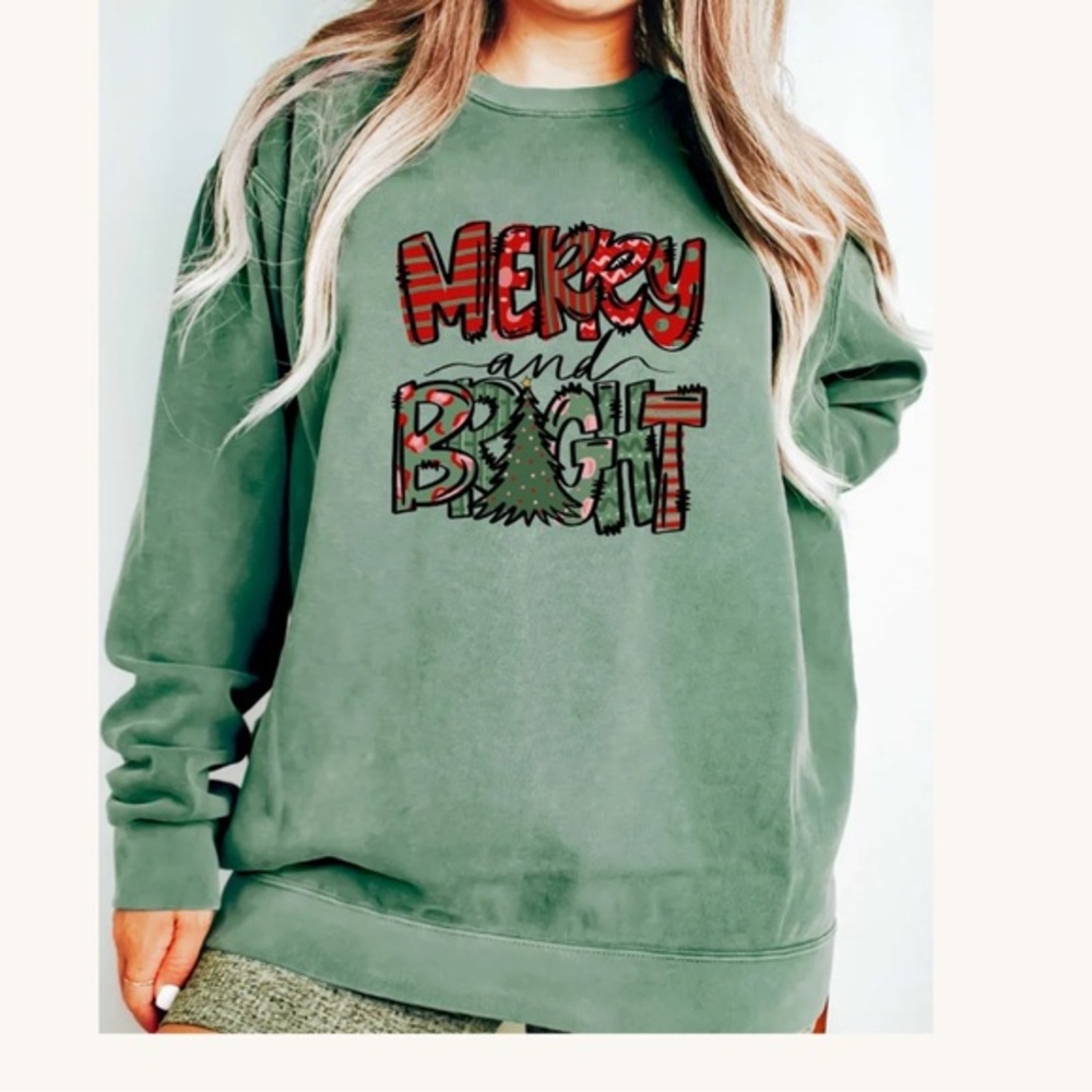 MERRY & BRIGHT Woman's green festive oversized sweatshirt size large